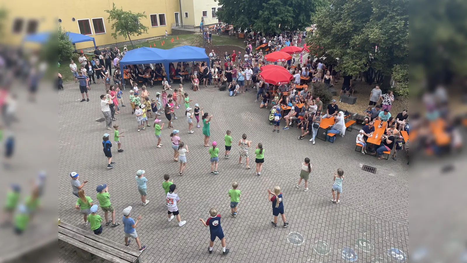 Alle Schüler tanzen an verschiedenen Stellen im Pausenhof zu „Celebration”. (Bild: Alisa Träger)