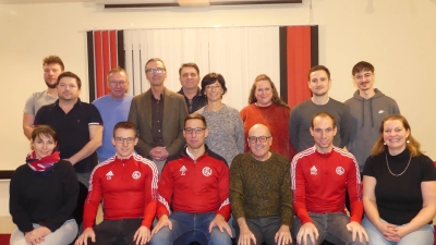 Vordere Reihe (sitzend, v. l. n. r.): Jeannette Bauer, Lukas Schleicher, Jeremias George, Horst Schmidt, Manuel George, Jacqueline Misch<br>Hintere Reihe (stehend, v. l. n. r.): Jan-Lucas Polster, Rainer Pilhofer, Manfred Kunert, Peter Achatzi, Peter Fella, Monika Schmidt, Christine Dehling, Michael Geismann, Finn Aures (Bild: Michael Rattai)