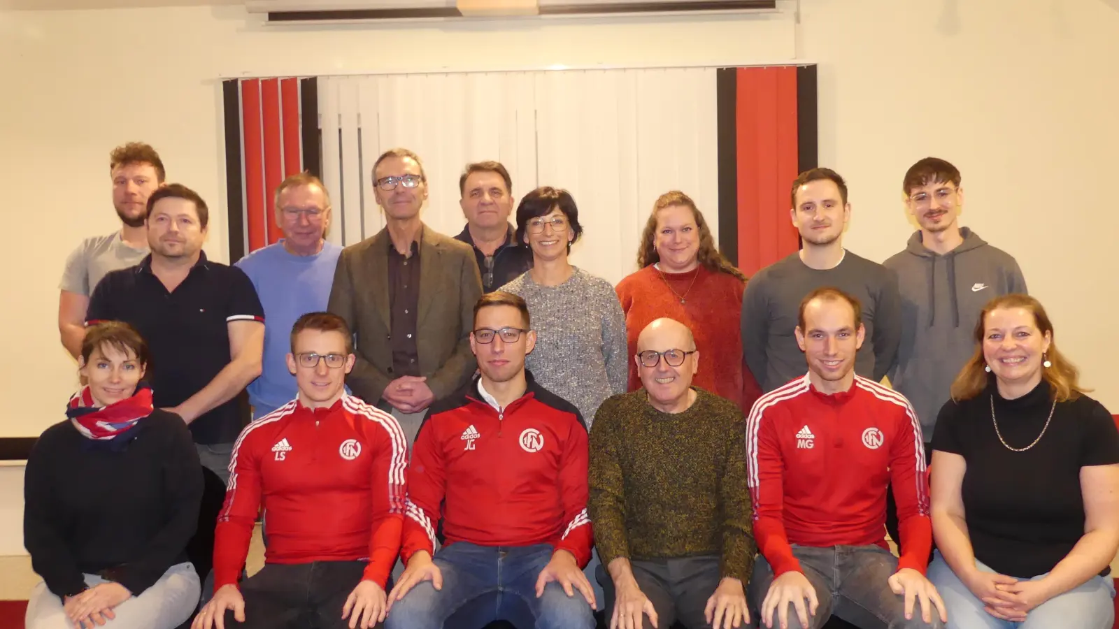 Vordere Reihe (sitzend, v. l. n. r.): Jeannette Bauer, Lukas Schleicher, Jeremias George, Horst Schmidt, Manuel George, Jacqueline Misch<br>Hintere Reihe (stehend, v. l. n. r.): Jan-Lucas Polster, Rainer Pilhofer, Manfred Kunert, Peter Achatzi, Peter Fella, Monika Schmidt, Christine Dehling, Michael Geismann, Finn Aures (Bild: Michael Rattai)