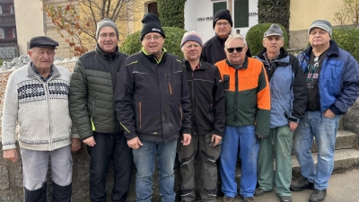 Das Bild zeigt die fleißigen Teilnehmer mit Vorsitzenden Bernd Schwamberger (zweiter von links). (Bild: Albert Wolfrum)