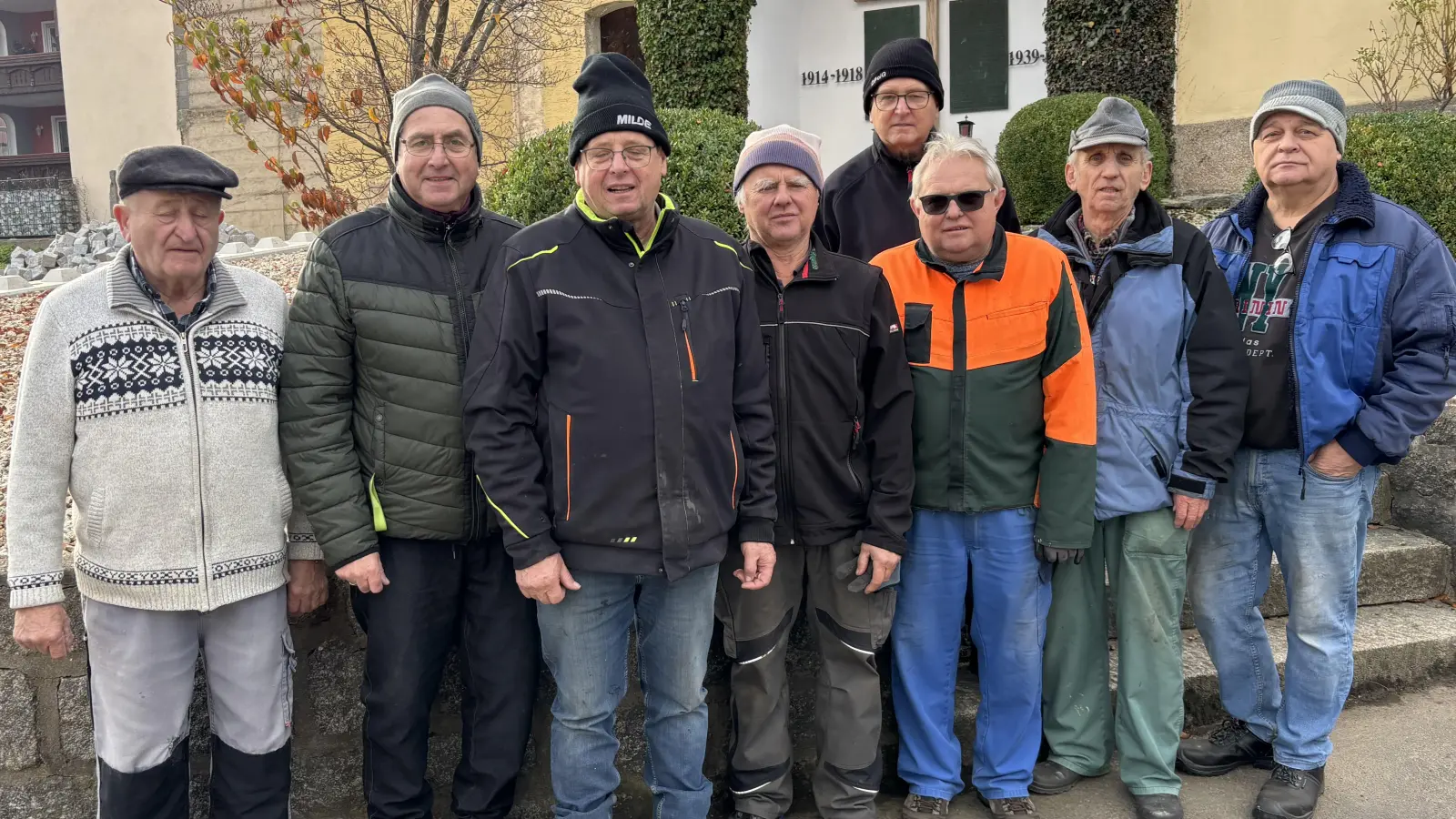 Das Bild zeigt die fleißigen Teilnehmer mit Vorsitzenden Bernd Schwamberger (zweiter von links). (Bild: Albert Wolfrum)