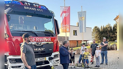 Großer Empfang für das neue Löschfahrzeug. (Bild: Maria Schindler)