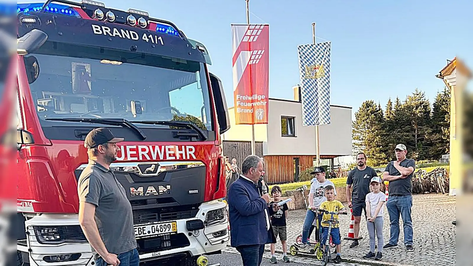 Großer Empfang für das neue Löschfahrzeug. (Bild: Maria Schindler)