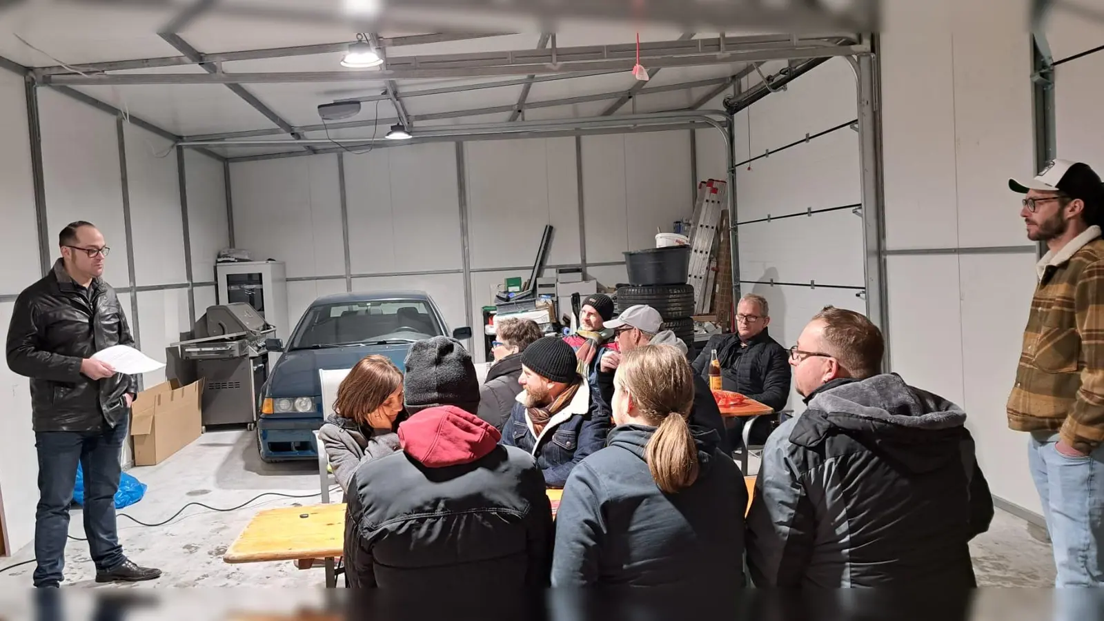 Bürgermeisterkandidat Michael Gradl (links) stellt das Wahlprogramm vor. (Bild: Waltraud Lobenhofer)