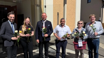 Rosen überreichten Angehörige des CSU-Ortsverbandes nach der Messe an freudig überraschte Mütter und Großmütter. (Bild: Johann Kneißl)