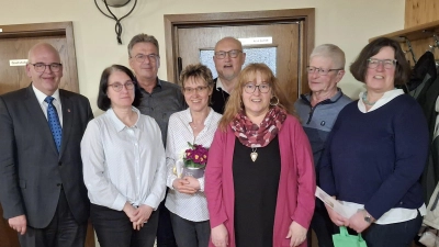 Foto von rechts: Diözesanvorsitzende Maria Reitinger, Erwin Stingl, 1. Vorsitzende Brigitte Meyer, Kreis-Landvolkpfarrer Anton Witt, Karola Meyer, Walter Brucker, 2. Vorsitzende Petra Fröhlich, 1. Bürgermeister Klaus Meyer. (Bild: Brigitte Meyer)