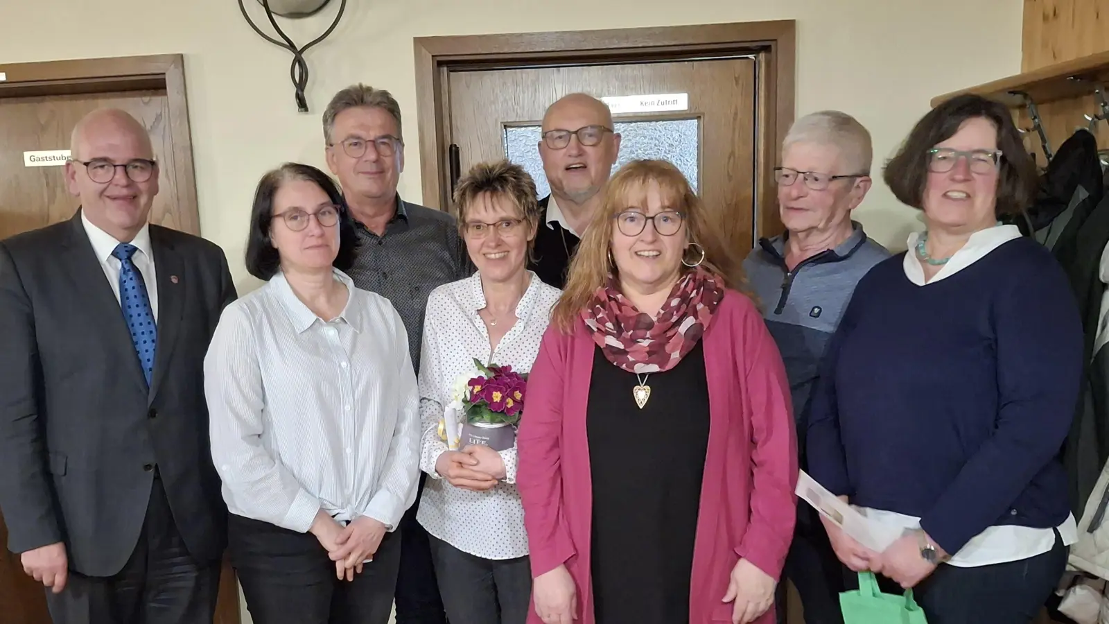 Foto von rechts: Diözesanvorsitzende Maria Reitinger, Erwin Stingl, 1. Vorsitzende Brigitte Meyer, Kreis-Landvolkpfarrer Anton Witt, Karola Meyer, Walter Brucker, 2. Vorsitzende Petra Fröhlich, 1. Bürgermeister Klaus Meyer. (Bild: Brigitte Meyer)