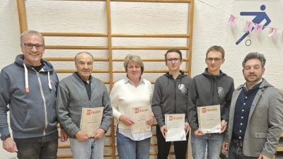 Ehrungen auf dem Bild v.l.: 1.Vorstand Konrad Burger, Helmut Effenberger (50 J.), Petra Trottmann (50 J.), Tim Bächer (15 J.), Lukas Bächer (15 J.), Bürgermeister Michael Dutz. (Bild: Konrad Burger)