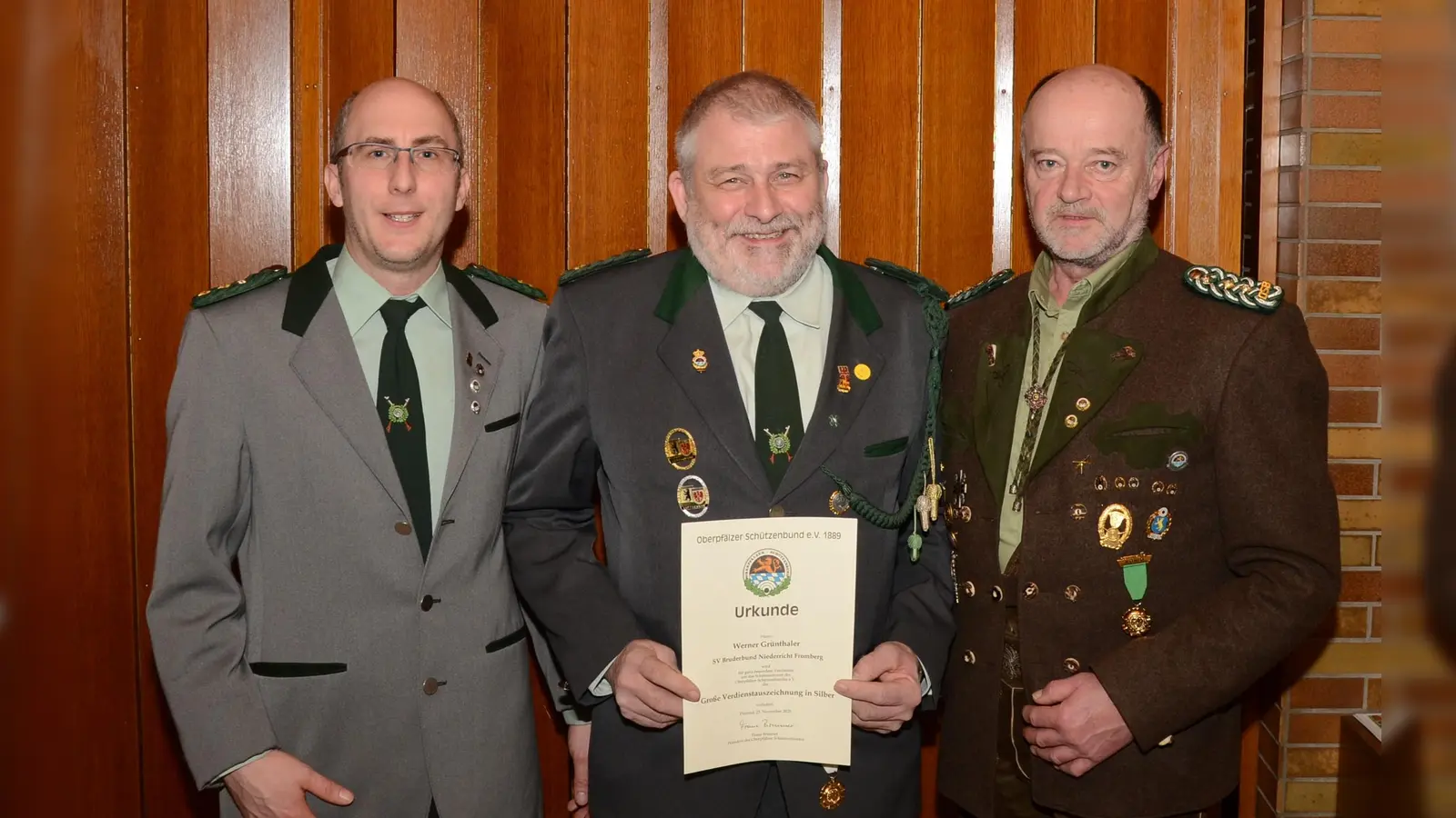 Im Beisein von Markus Siegert überreichte Gauschützenmeister Werner Wendl die Auszeichnung für Schützenmeister Werner Grünthaler (Bild: Erwin Kolb, KER)