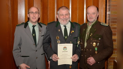 Im Beisein von Markus Siegert überreichte Gauschützenmeister Werner Wendl die Auszeichnung für Schützenmeister Werner Grünthaler (Bild: Erwin Kolb, KER)