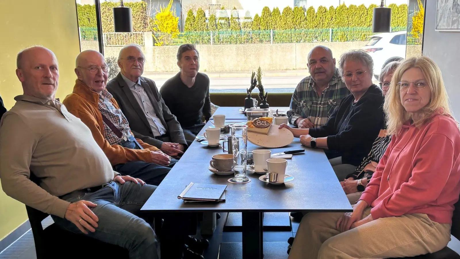 Das Geburts­tags­kind, Ehren­mit­glied Rudolf Step­per 2. v.l., davor BSJ Vorsit­zen­der Rein­hard Weber, dahin­ter Ehren­be­zirks­vor­sit­zen­der Josef Loben­ho­fer und Stefan Mühl­ei­sen, sowie r.h. Kreis­vor­sit­zen­der Thomas Gebele, Helga Powalla, Ange­lika Hilt­ner und Evelin Süss. (Bild: A. Weber)