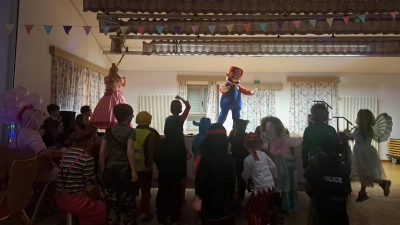 Mario und Peach feiern gemeinsam mit den Kindern vor der Bühne – mit viel Tanz, Gesang und guter Laune. (Bild: Thomas Hottner)