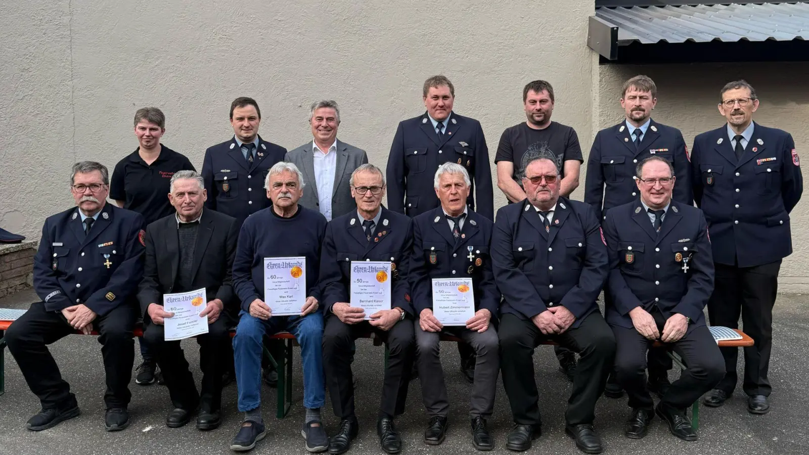 Geehrt wurden (vorne v.r.) für 40 Jahre Siegfried Wild, für 50 Hans Werner, Hubert Zimmermann, Bernhard Kaiser, für 60 Max Karl und Josef Forster und (hinten v.l.) für 20 Stephanie Distner und Stefan Schönberger, sowie (hinten 3. u. 4. v.r.) für 10 Markus Schmid und für 20 Jahre Martin Wild. (Bild: Karl Ziegler)