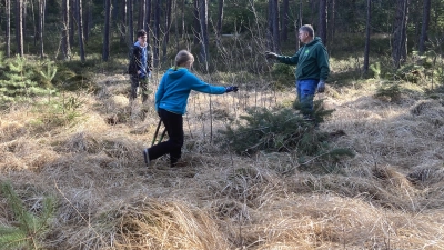 Waldjugend bei entfernen der Kiefern auf der Moorfläche des Fußweihers. (Bild: Walter Seltmann)