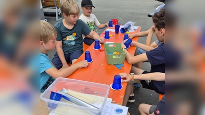 Eine Gruppe beim Basteln in der „Blaulichtwerkstatt” (Bild: Maria Sailer)