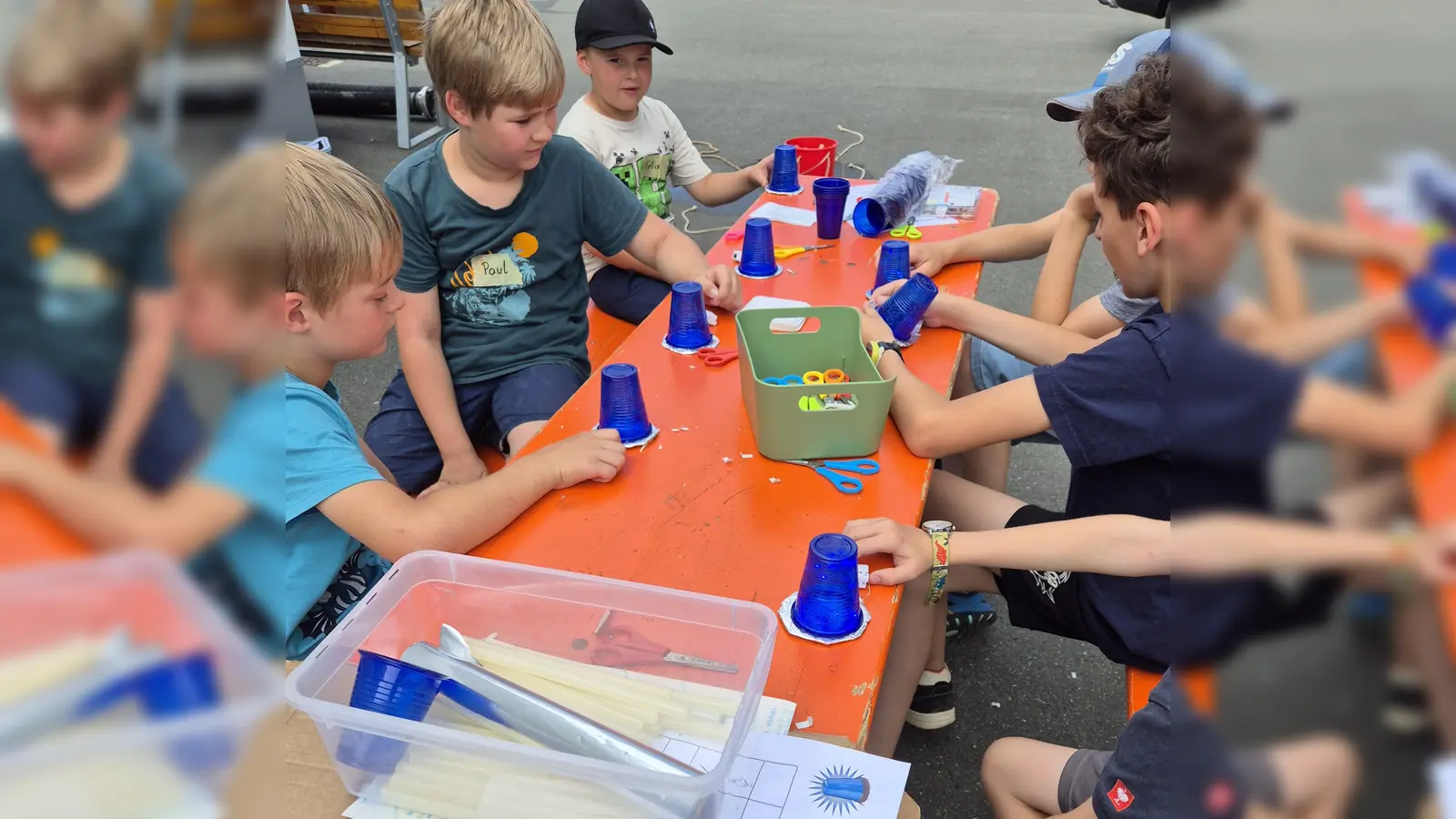 Eine Gruppe beim Basteln in der „Blaulichtwerkstatt” (Bild: Maria Sailer)