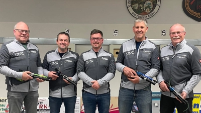 Die Luftpistolenmannschaft der Concordia Konnersreuth 1888 in ihrem neuen Outfit v.l. mit Martin Dietz, Roland Weiß, Martin Fellner, Werner Weiß und Max Bindl . (Bild: Sarah Weiß)