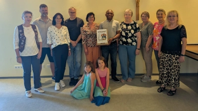 Das Bild zeigt das Team Vorstandschaft mit den Helfern zusammen mit Pfarrvikar Emmanuel Obgu bei der Spendenübergabe. (Bild: Elisabeth Bauer)