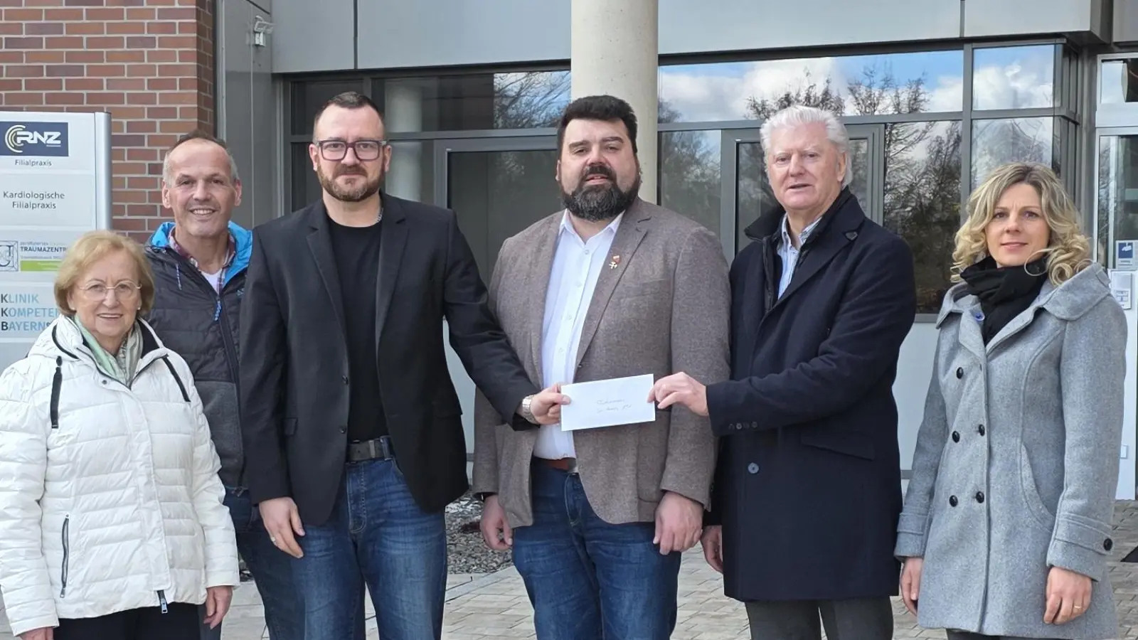 Die CSU übergab eine Spende an den Förderverein des St. Anna Krankenhauses: (v.l.:) 2. Vorsitzende Marga Klameth, Christian Steger, CSU-Fraktionsvorsitzender Dr. Patrick Fröhlich, 1. Bürgermeister Stefan Frank, 1. Vorsitzender Werner Renner und FU-Vorsitzende Eva Fröhlich. (Bild: Dr. Patrick Fröhlich)
