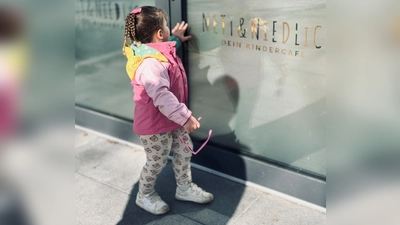 Krippenkind vor Kinder-Café. (Bild: Lorena Caka)