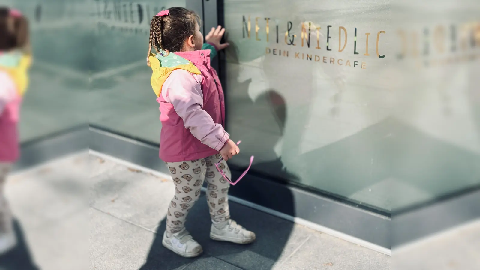 Krippenkind vor Kinder-Café. (Bild: Lorena Caka)