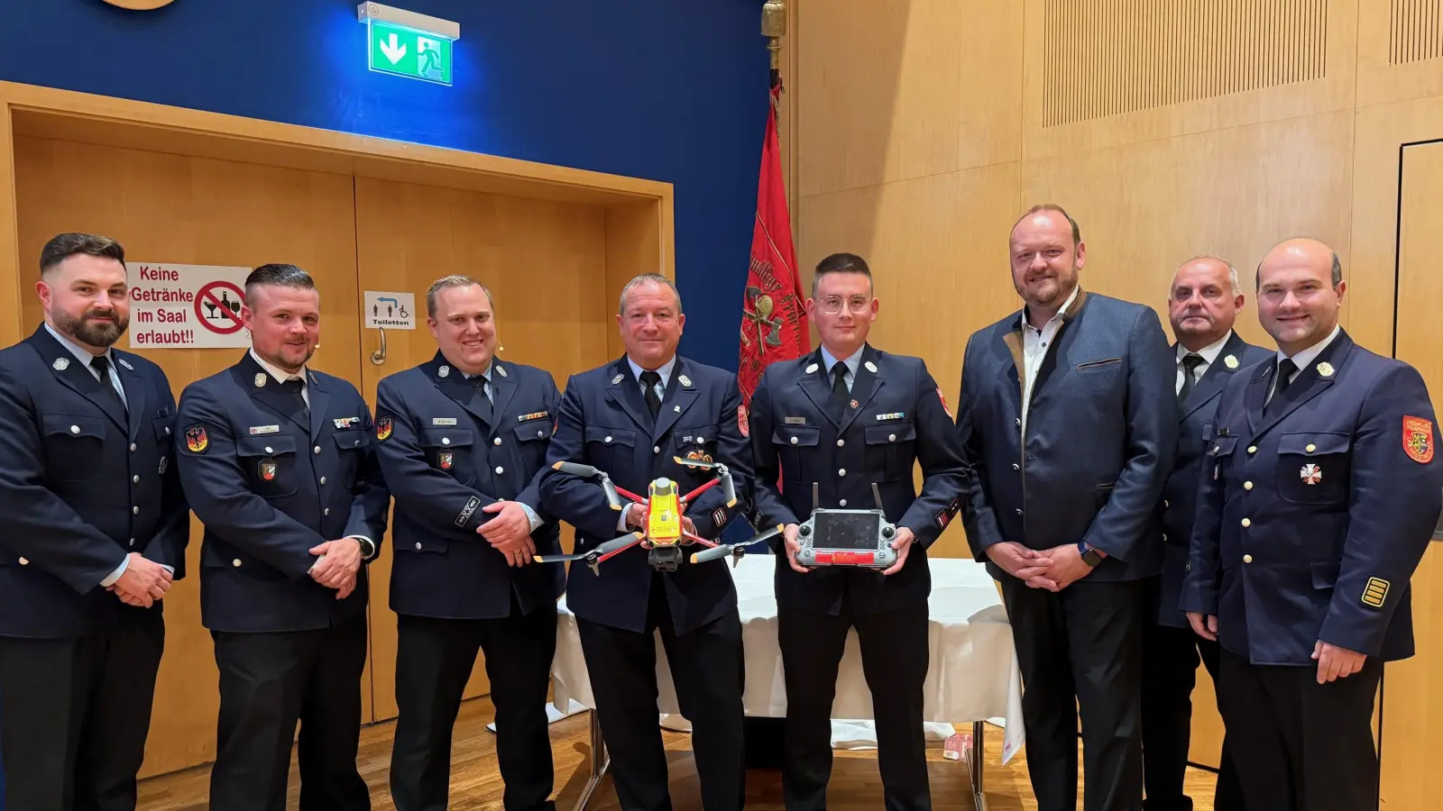 Übergabe der Drohne (von links: Bürgermeister Sebastian Giering, 1. Kommandant Dominik Lang, stellv. Kommandant Marco Spranger, Alexander Lang, 1. Vorsitzender Max Schwarz, Landrat Andreas Meier, Kreisbrandinspektor Martin List, Kreisbrandrat Marco Saller. (Bild: Luis Kreuzer)
