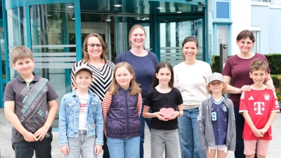 Die Kommunionkinder gemeinsam mit Anita Ries und Irmgard Rygol vom OGV gemeinsam mit Dr. Sonja Gromer und Marie Gieß-Baer (3. und 4. v. l.) vom Kinderpalliativteam. (Bild: Sandra Dietl)