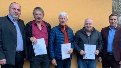 Vorsitzender Reinhold Gietl (von links) zeichnet Robert Uhr und Oswald Schedl für 40 Jahre Mitgliedschaft, Manfred Bauriedl für 25 Jahre aus. Bürgermeister Marcus Gradl freut sich über die Aktivitäten der Imker. (Bild: Imkerverein Eschenbach)