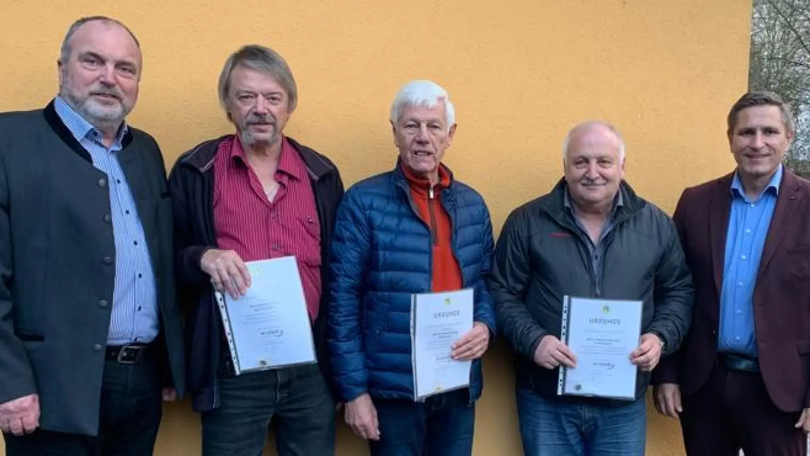 Vorsitzender Reinhold Gietl (von links) zeichnet Robert Uhr und Oswald Schedl für 40 Jahre Mitgliedschaft, Manfred Bauriedl für 25 Jahre aus. Bürgermeister Marcus Gradl freut sich über die Aktivitäten der Imker. (Bild: Imkerverein Eschenbach)