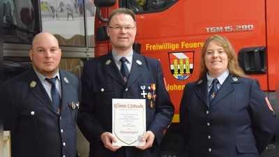 Für seine Verdienste um die Feuerwehr Hohenburg, davon 24 Jahre als Vorsitzender, wurde Florian Junkes zum Ehrenmitglied ernannt. Dazu gratulierten Kommandant Martin Falk und die Feuerwehrvorsitzende Sabrina Schindler. (Bild: Paul Böhm)
