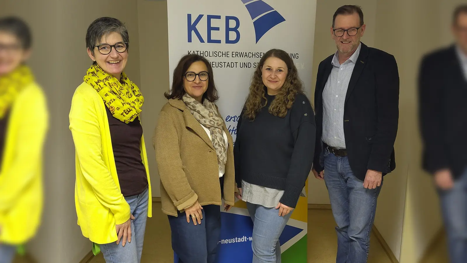 1. Vorsitzender Peter Schönberger (rechts) und leitende Bildungsreferentin Eva Bräuer (links) freuen sich mit Teamassistentin Renate Puckschamel über die neue Bildungsreferentin der KEB Cornelia Hoffmann (zweite von rechts). (Bild: Johann Bräuer)