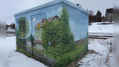 Das Bahnhofsgebäude von Pechbrunn ist zwar verschwunden, aber durch ein Bild an der Elektrostation am bisherigen Bahngelände wird die Erinnerung an das „legendäre“ Bauwerk lebendig erhalten.  (Bild: Alfons Prechtl)