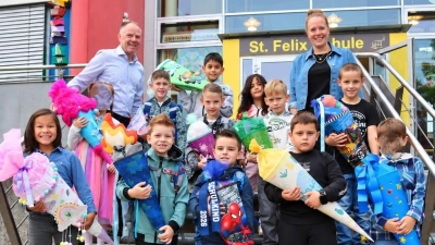 Zusammen mit Schulleiter Rainer Hetz und Klassenleiterin Stefanie Walberer freuen sich die 12 Mädchen und Buben auf den Schulstart in der St. Felix Schule. (Bild: Carolin Völkl)