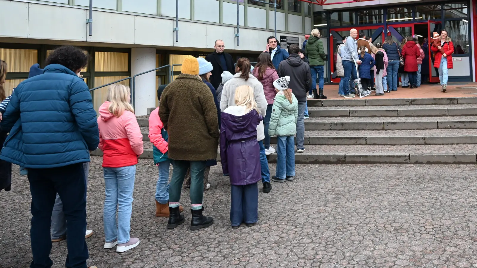 Großer Andrang vor dem Elly-Heuss-Gymnasium. (Bild: Ramona Gilch)