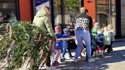 Maibaum wird aufgestellt. (Bild: Matthias Walk)