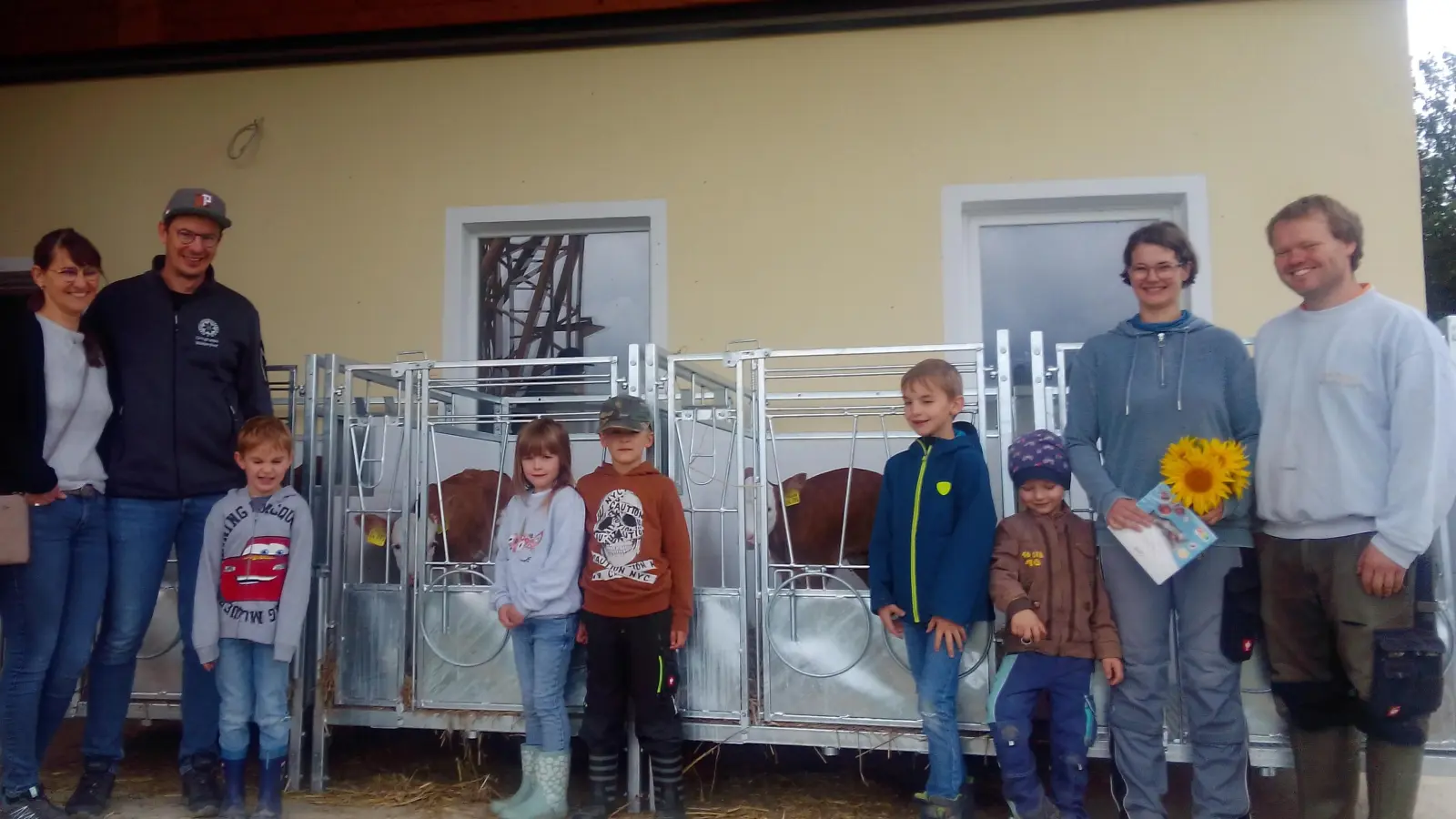 Vorschulkinder besuchen den Hof der Familie Schmälzlein. (Bild: Stefanie Thaler)