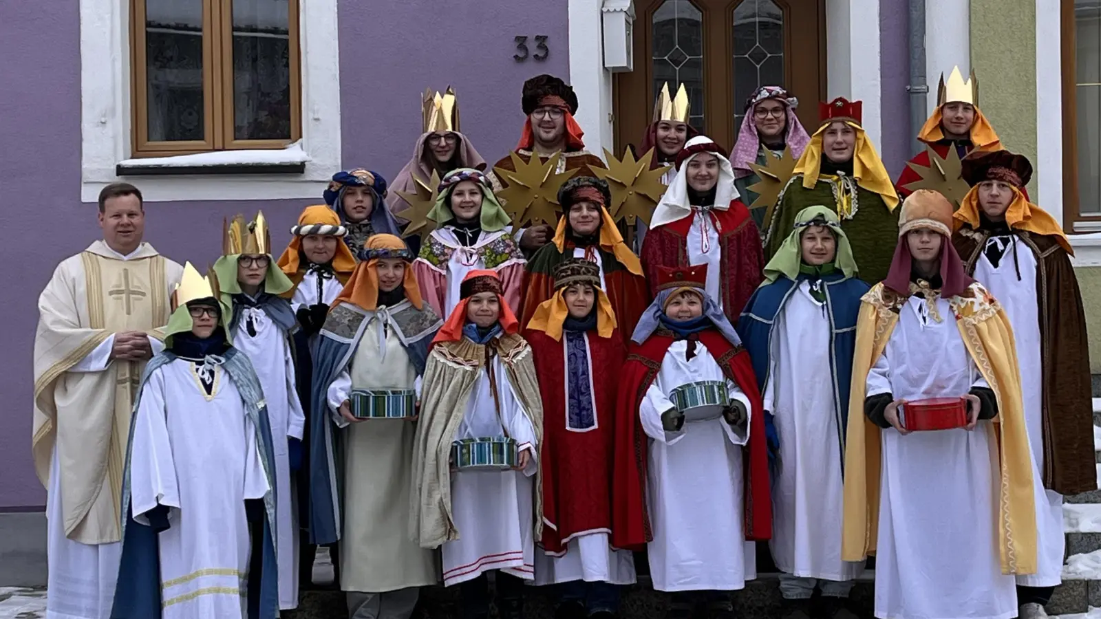 Eine frohe Schar der Waldecker Sternsinger wurde von Pfarrer Thomas Kraus bei dem Festgottesdienst mit dem Segen zu den Bewohnern von Waldeck und Umgebung gesandt.  (Bild: Claudia Hösl)