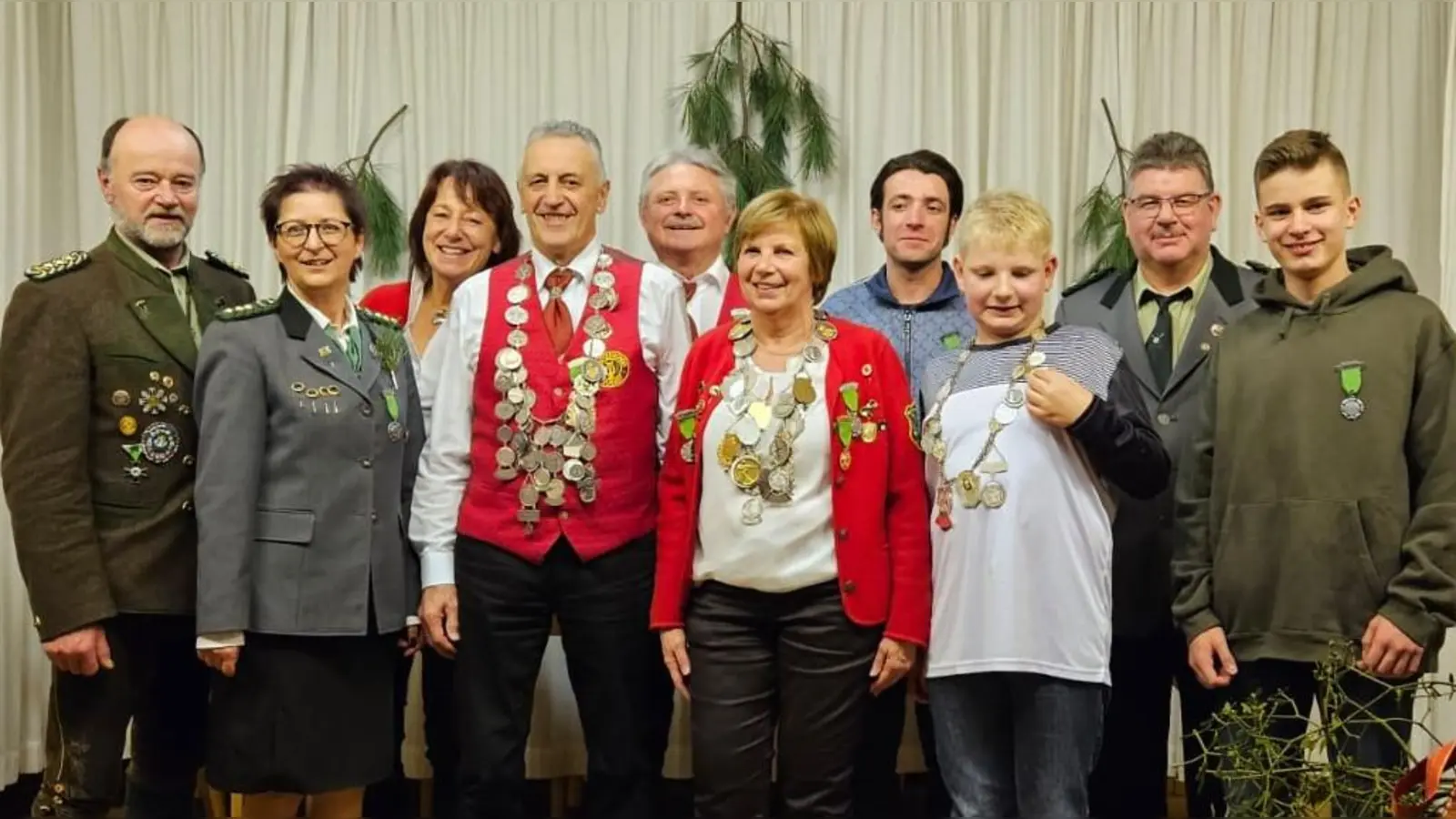 Hoheiten für 2025 (von links): Gauschützenmeister Werner Wendl, 2. Zofe Annette Rauscher, 1. Zofe Inge Siegert, Schützenkönig Hermann Graf, 2. Ritter Manfred Siegert, Schützenliesl Gabi Steiner, 1. Ritter Kevin Rupprecht, Jugendkönig Richard Peter, 2. Schützenmeister Johannes Rupprecht, 1. Jugendritter Korbinian Schwirzer. (Bild: Martin Peter )