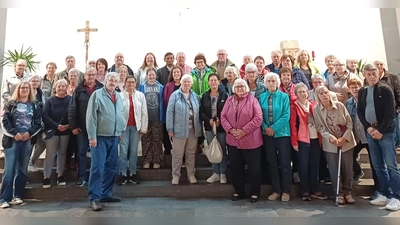 Die Teilnehmer mit Pfarrer Augustin Lobo in der Christkönigkirche in Saal a.d. Donau. (Bild: Sonja Schecklmann)