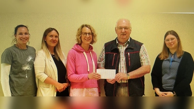 Bei der Spendenübergabe (von links) Corinna Fuhrmann, Nicole Krawitz, Anja Schmidt (Elternbeirat), Herbert Putzer (1.Vorsitzender der Kinderkrebshilfe Oberpfalz Nord e.V.), Jasmin Hirschmann (Kinderhausleitung) (Bild: Hannah Sindersberger)