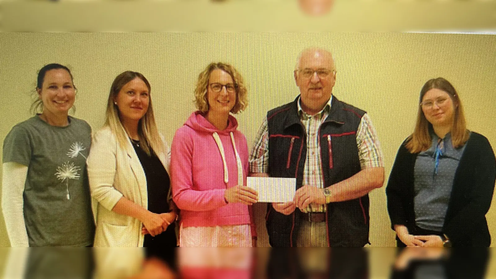 Bei der Spendenübergabe (von links) Corinna Fuhrmann, Nicole Krawitz, Anja Schmidt (Elternbeirat), Herbert Putzer (1.Vorsitzender der Kinderkrebshilfe Oberpfalz Nord e.V.), Jasmin Hirschmann (Kinderhausleitung) (Bild: Hannah Sindersberger)