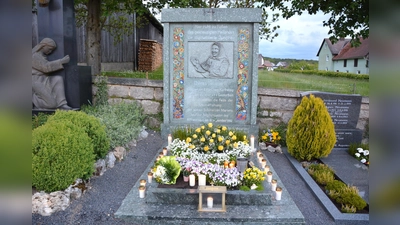 Das Grab der Konnersreuther Resl am Friedhof ist nach wie vor Ziel vieler Gläubiger aus nah und fern, dies wird auch am 18. September sein, wenn der 21. Große Gebetstag um die Seligsprechung der Resl stattfinden wird. (Archivbild: Josef Rosner)