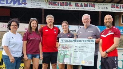 Die Übergabe des Gutschein mit (von links) Melanie Neumann, Mareike Vollath, Lorenz Kraus, Fanny Wiesend, Thomas Graml und Sven Kossligk. (Bild: Thomas Graml)
