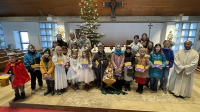 Die Teilnehmerinnen und Teilnehmer am Krippenspiel mit Ruhestandspfarrer Dr. Joseph Madathiparampil (rechts) und hintere Reihe (zweite von links) Pfarrgemeinderatssprecherin Marion Baumer. (Bild: Thomas Baumer)