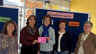 Spendenübergabe an Christine Losch (2. von links), Anita Wiesent, Christa Appl, Rita Reis (rechts) und Ehrenvorsitzende Maria Schlögl (links) (Bild: Maria Schlögl)