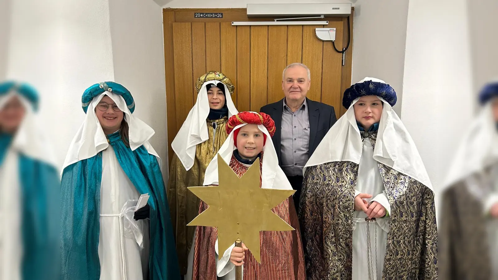 Die Sternsinger Kulmain im Rathaus bei Günter Kopp. (Bild: Stefanie Scherer)