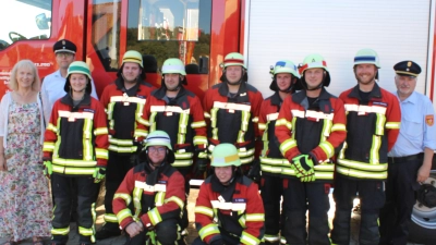 Die Gruppe nach erfolgreich bestandener Prüfung. Von links: BGM.: Brigitte Bachmann, KBR.: Thorsten Jobst, Ausbilderin: Cornalia Rubenbauer, Jonas Bär, Udo Utz, Patrick Dannhauser, Lukas Herrmann, Wolfgang Schötz, Sebastian Söhnlein KBI.: Hans Sperber, vorne kniend: Andreas Müller und Jonas Weis; (Bild: Hans Siess)