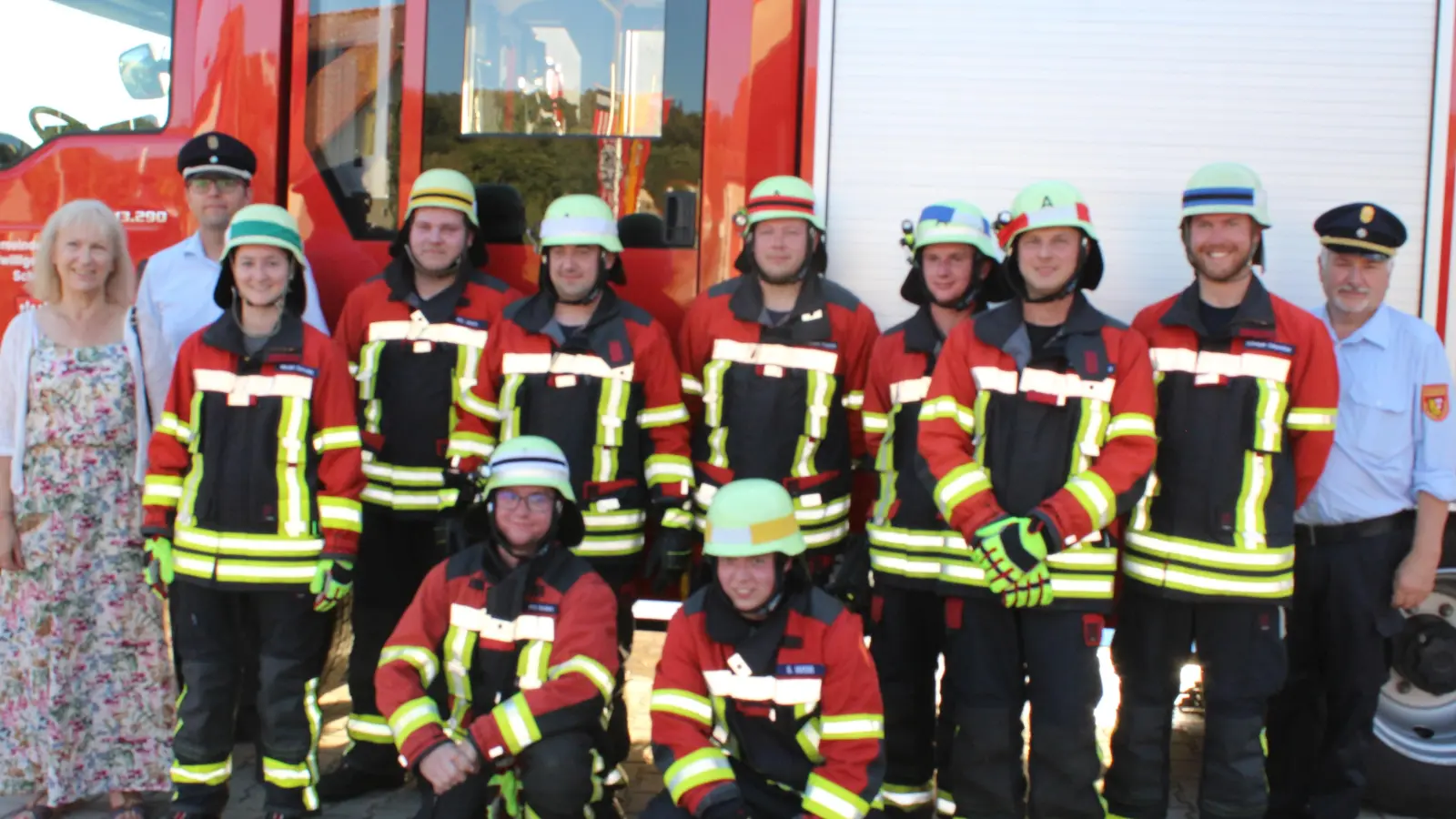 Die Gruppe nach erfolgreich bestandener Prüfung. Von links: BGM.: Brigitte Bachmann, KBR.: Thorsten Jobst, Ausbilderin: Cornalia Rubenbauer, Jonas Bär, Udo Utz, Patrick Dannhauser, Lukas Herrmann, Wolfgang Schötz, Sebastian Söhnlein KBI.: Hans Sperber, vorne kniend: Andreas Müller und Jonas Weis; (Bild: Hans Siess)