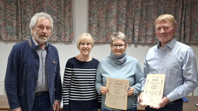 Stellvertretender Bezirksvorsitzender des Verbands Wohneigentum, Arthur Weber (links), ehrte Lothar Trauner und Ulla Peter (von rechts) für langjähriges Engagement im Vorstand mit dem Ehrenzeichen in Gold des Landesverbandes Bayern. Jana Rustler (Zweite von links), die Vorsitzendes der Neustädter Siedlergemeinschaft, freute sich mit den Geehrten. (Bild: Hans Prem)
