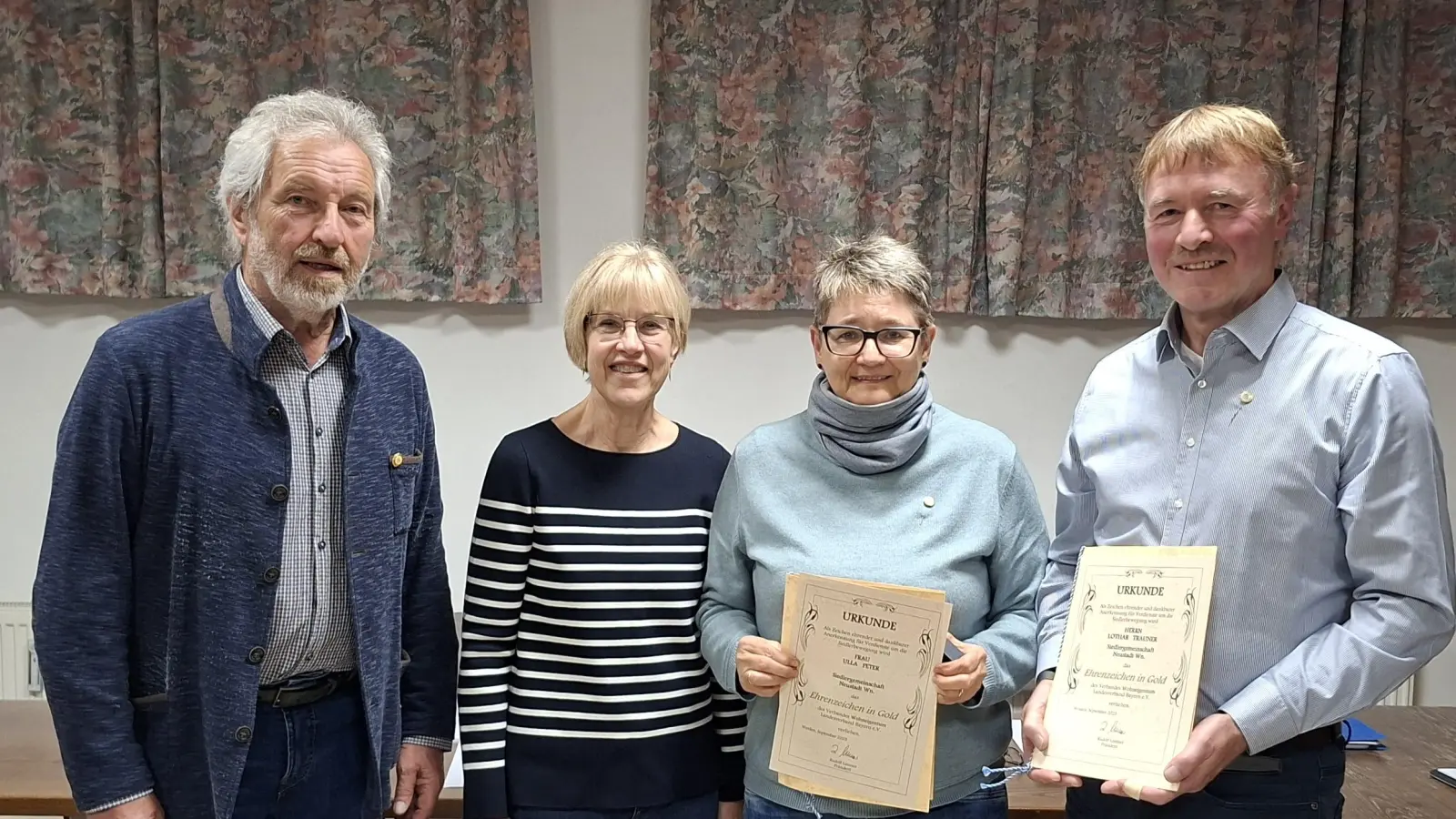 Stellvertretender Bezirksvorsitzender des Verbands Wohneigentum, Arthur Weber (links), ehrte Lothar Trauner und Ulla Peter (von rechts) für langjähriges Engagement im Vorstand mit dem Ehrenzeichen in Gold des Landesverbandes Bayern. Jana Rustler (Zweite von links), die Vorsitzendes der Neustädter Siedlergemeinschaft, freute sich mit den Geehrten. (Bild: Hans Prem)